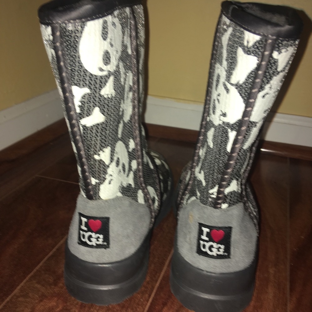 UGG I HEART KISSES SHORT SZ 6